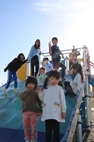 遊具で遊ぶ子どもたちの写真
