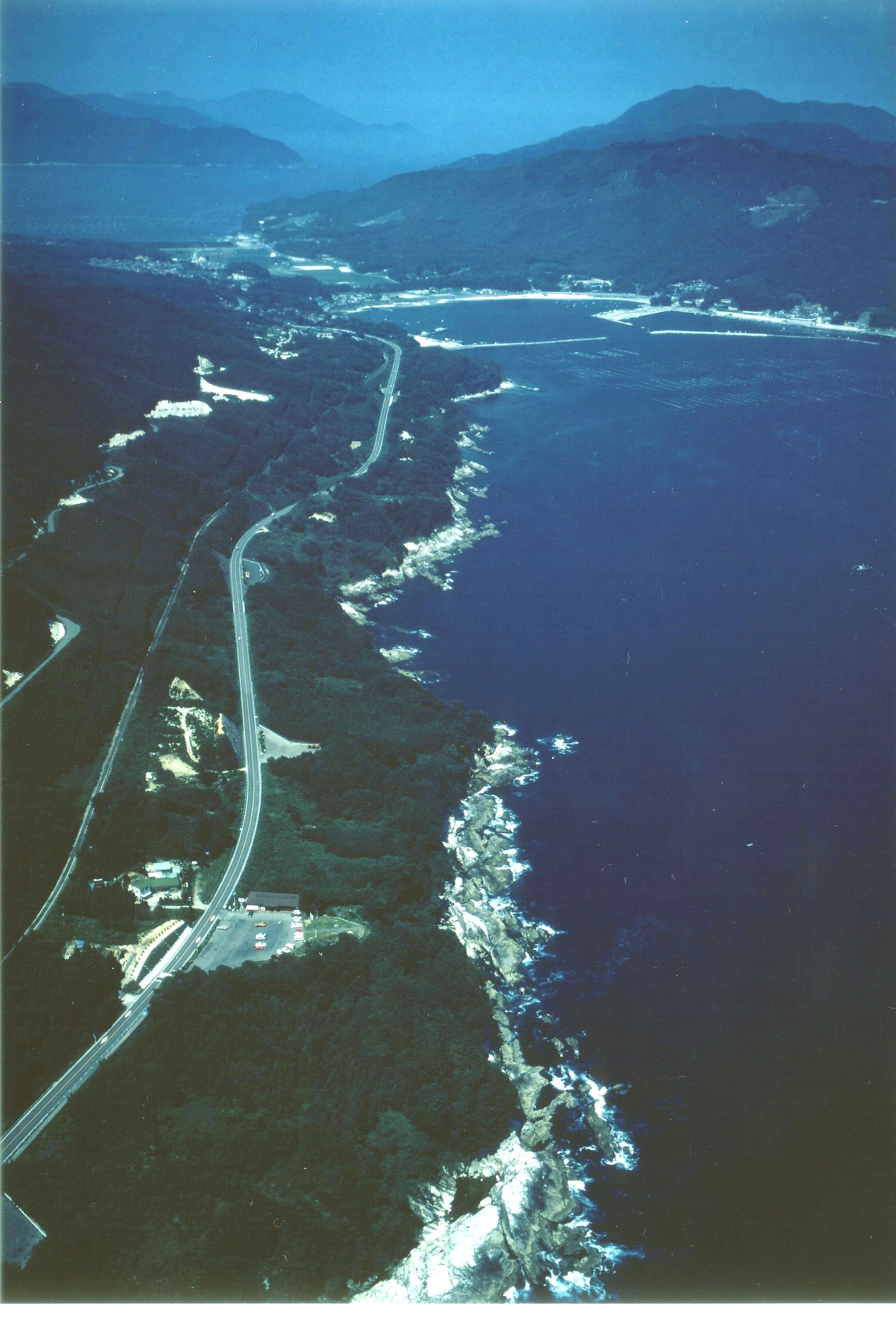 空から見た四十八坂と海岸線