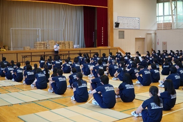 訓練が終わり、山田町役場総務課危機管理室職員からの講評を聞いている写真