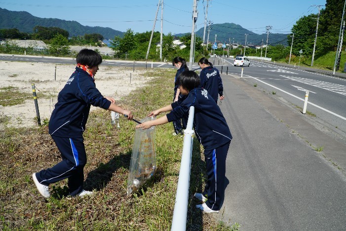 山田高校の生徒がゴミ拾いをしている写真