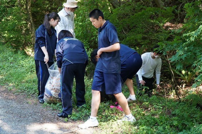山田高校の生徒がゴミ拾いをしてる写真
